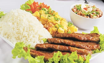 A sugestão do dia é o prato que leva picanha acompanhada de arroz, mandioca, salada e feijão tropeiro